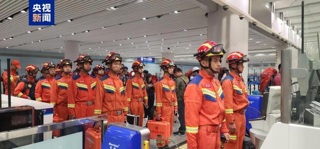 中国一37人医疗队赴缅震区
