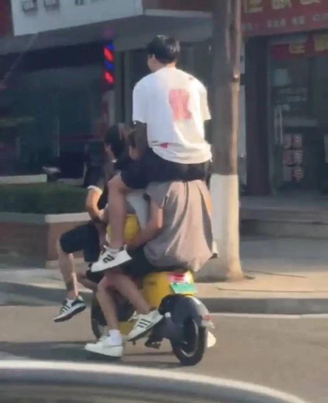 五人同骑一辆共享电单车被抓