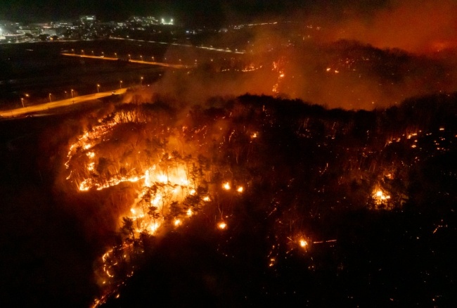韩国东南部大型山火已致19人死亡 伤亡人数持续上升