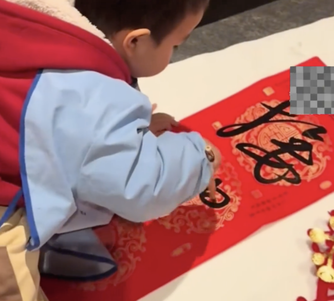 3岁萌娃不会握笔 对联写得行云流水