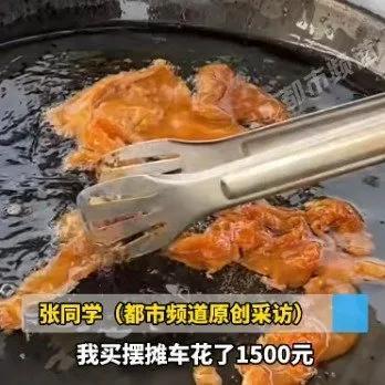 00后女生用胖东来油摆摊月入1万多!