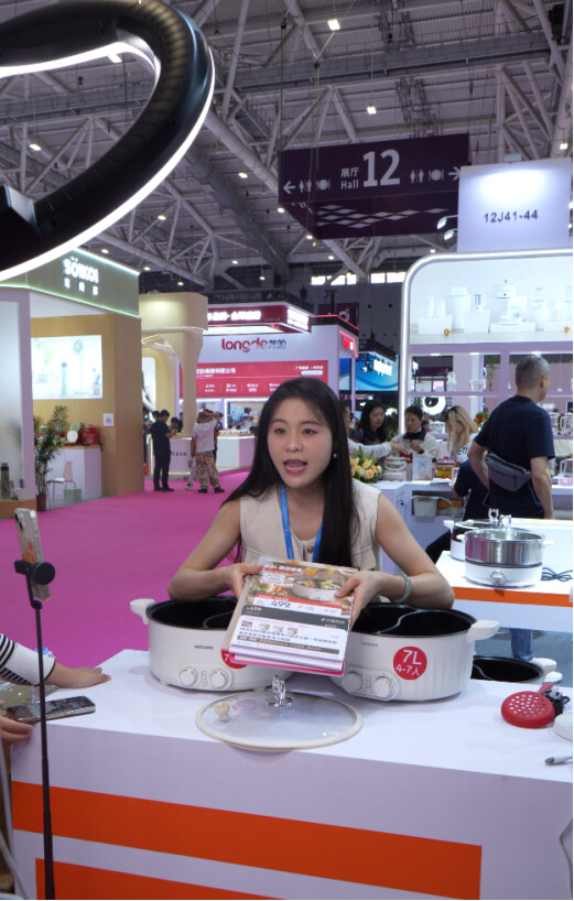 梦熊电器在现场架起了直播间，主播在向消费者介绍最新的产品。受访者供图