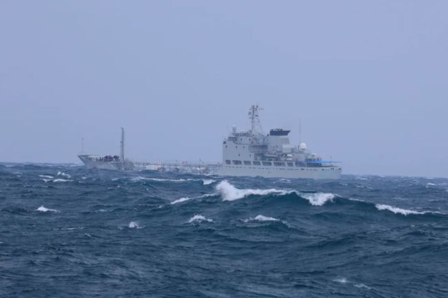 分秒必争！海上搜救实兵训练在南海某海域展开