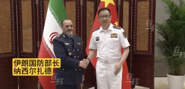 伊防长登上“开封号”驱逐舰参观