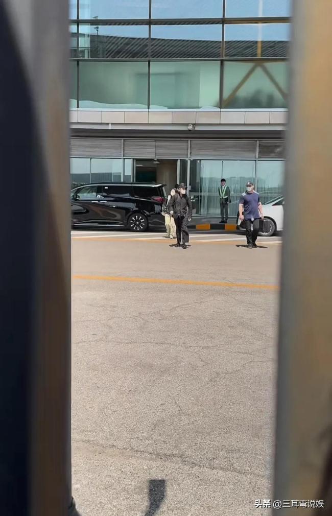 刘德华的粉丝又幸福了:在铁门旁和粉丝打招呼,非常亲切
