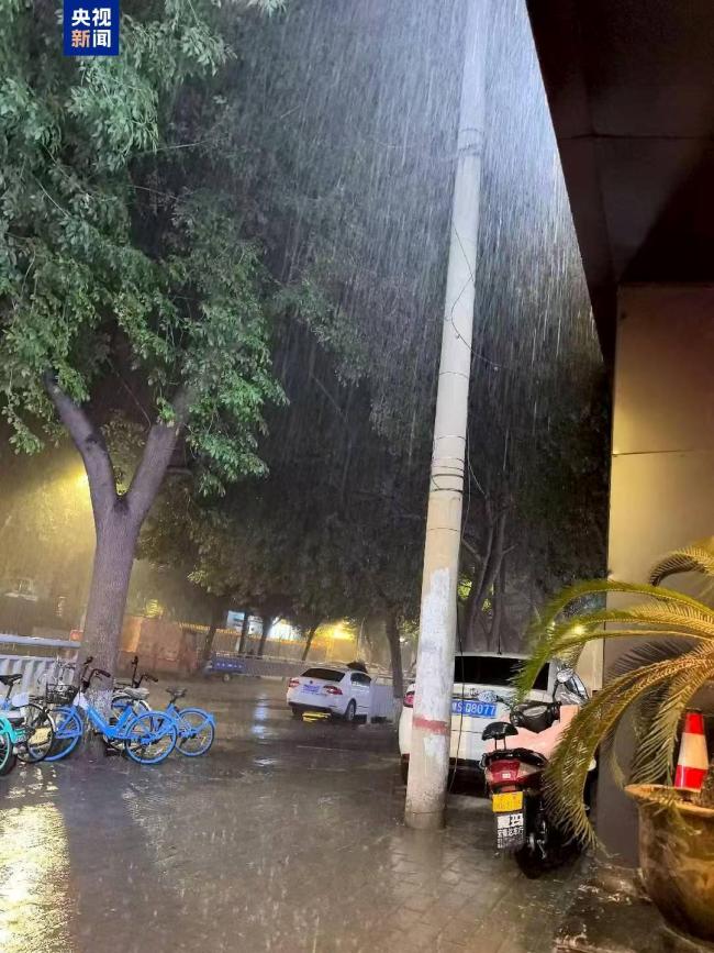 郑州发布暴雨红色预警