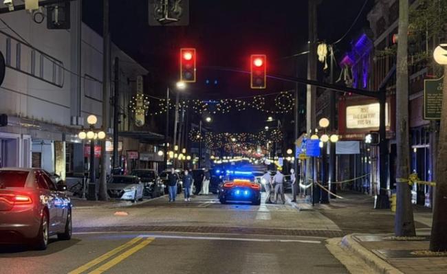 美国佛州发生交通事故 已致4死11伤