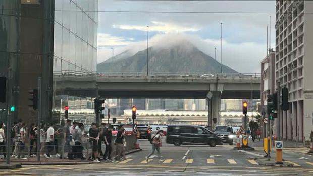 网民上载相片，只见飞鹅山顶云雾缭绕，网民笑言是“港版富士山”。