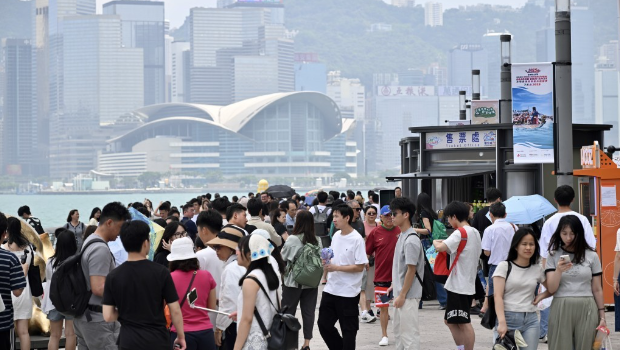 不少内地游客趁假期到港。 不少内地游客趁假期到港。