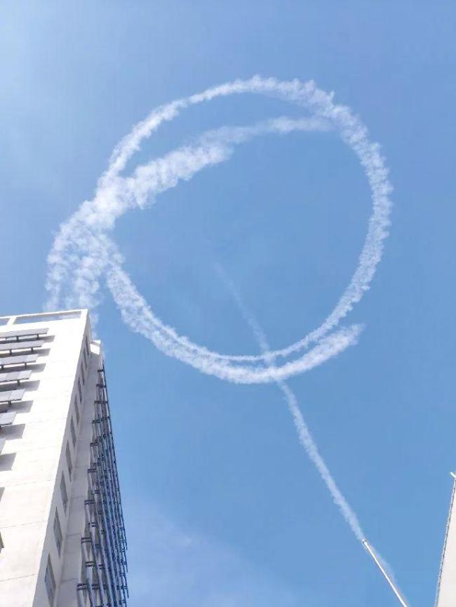 北京天空上演云朵变形记