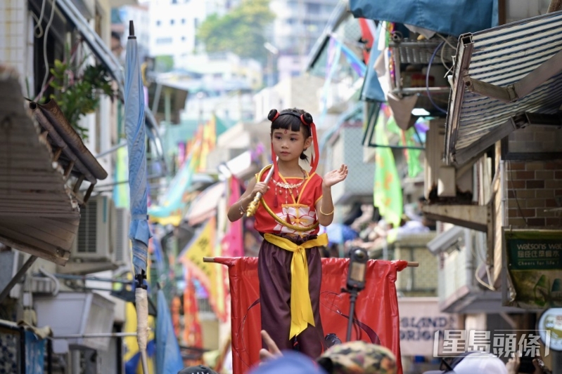 有小孩打扮成内地爆红动画电影的角色“哪吒”。 有小孩打扮成内地爆红动画电影的角色“哪吒”。
