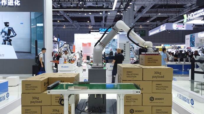 2025年中国国际工业博览会上，多家粤企展出工业机器人等“智造”产品。图/郭姗摄