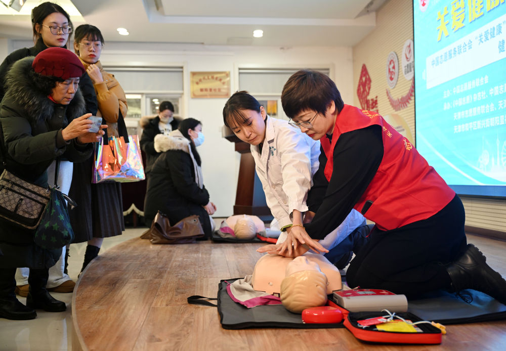 学习进行时｜习近平总书记和志愿者互动的温暖瞬间