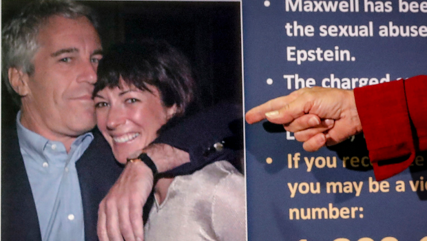 亿万淫魔爱泼斯坦(Jeffrey Epstein)与前女友麦克斯韦(Ghislaine Maxwell)合影的资料照。 亿万淫魔爱泼斯坦(Jeffrey Epstein)与前女友麦克斯韦(Ghislaine Maxwell)合影的资料照。