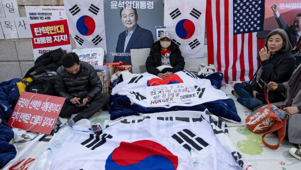 尹锡悦支持者在宪法法院外绝食抗议，要求驳回弹劾。 路透社