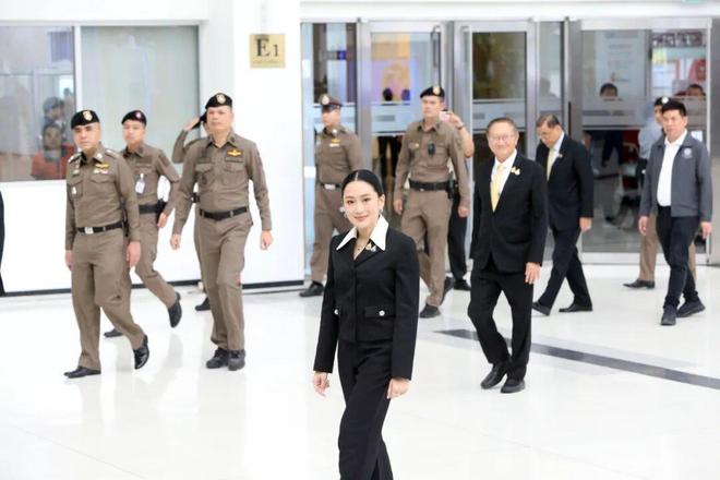 刚刚,泰国法院判定违宪!39岁佩通坦即日起解职