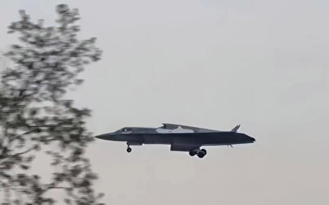 疑中国六代机再试飞 首曝机背画面 中美六代机竞争加剧