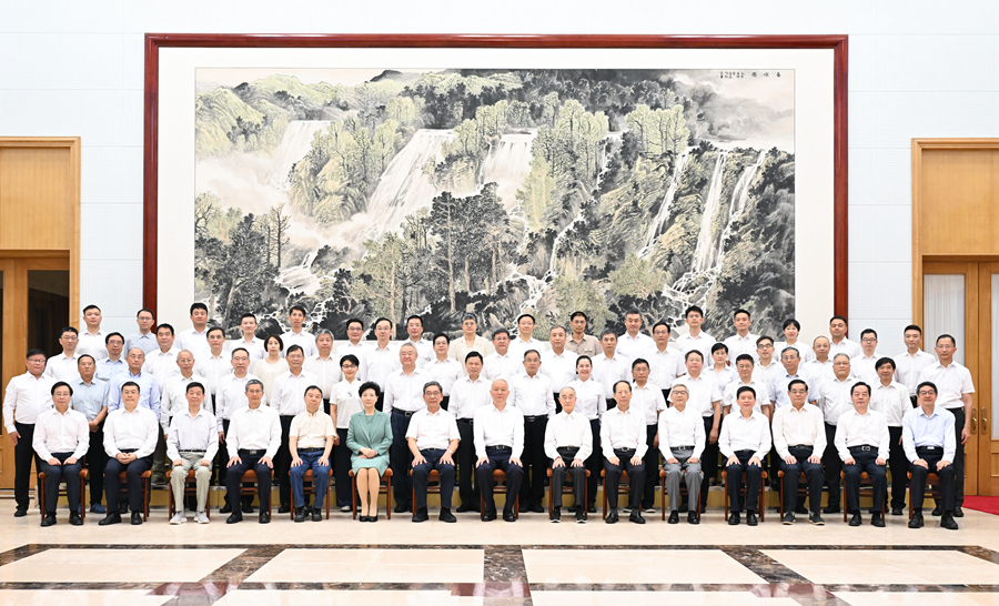 8月3日,受习近平总书记委托,中共中央政治局常委、中央书记处书记蔡奇在北戴河看望暑期休假专家,代表党中央、国务院向全国各条战线、各个领域的广大专家人才致以诚挚问候。新华社记者 李响 摄