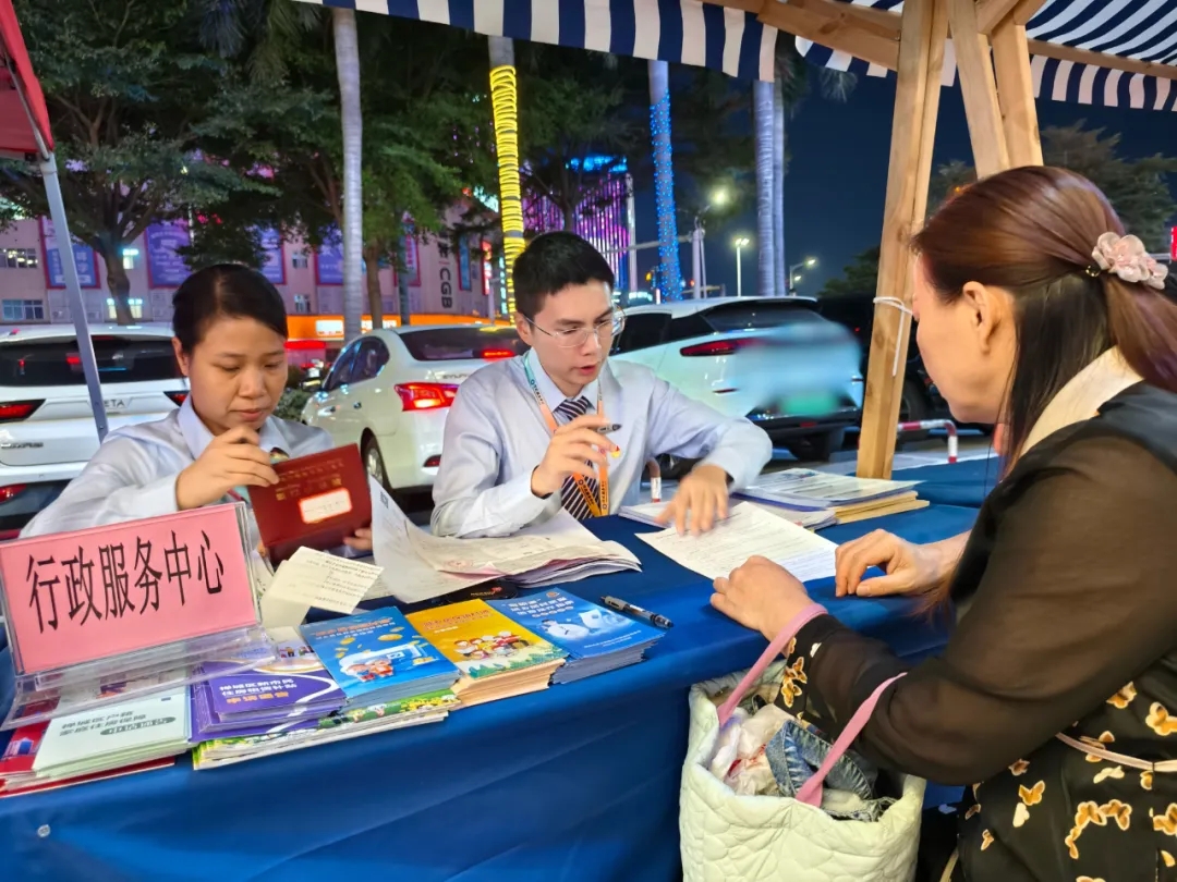 南庄镇行政服务中心开展“政务闪送”，将政务服务送至商圈。图源：禅城区发展和改革局