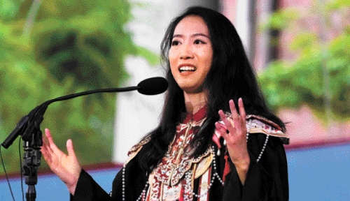 蒋雨融在哈佛大学毕业典礼上代表致词