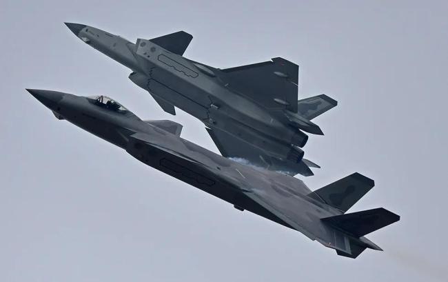 歼20紧急升空处置逼退外军机