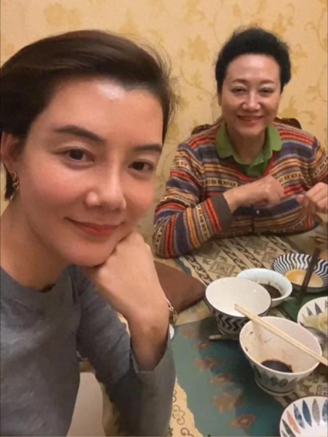 42岁车晓和朋友北京聚餐,78元一份腌菜嫌太贵,单身独居和母亲相依为命 都市人的孤独税