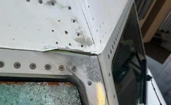 美国一客机万米高空玻璃破裂