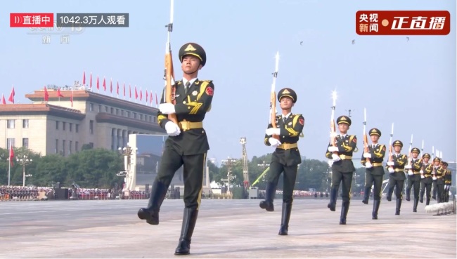 60名标兵昂首行进 一步一铿锵！