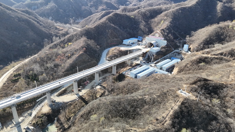 雄忻高铁阜平隧道顺利贯通