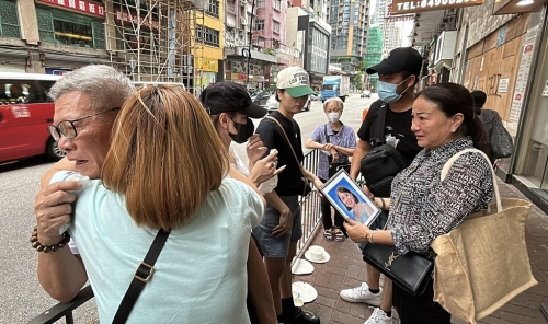 Lisa的亲友到场拜祭。