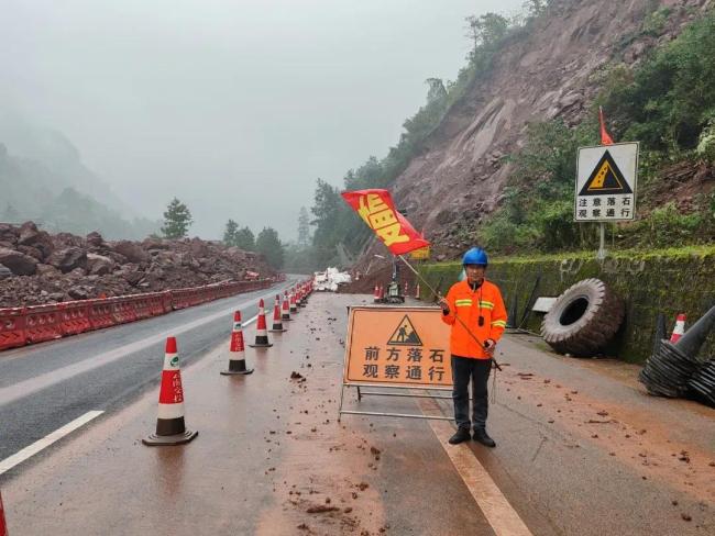 高速上他拼命拦车，3分钟挽救十余条生命！