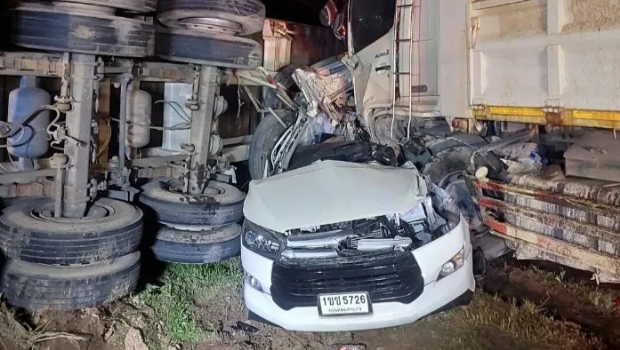 泰国载重货车追尾撞私家车