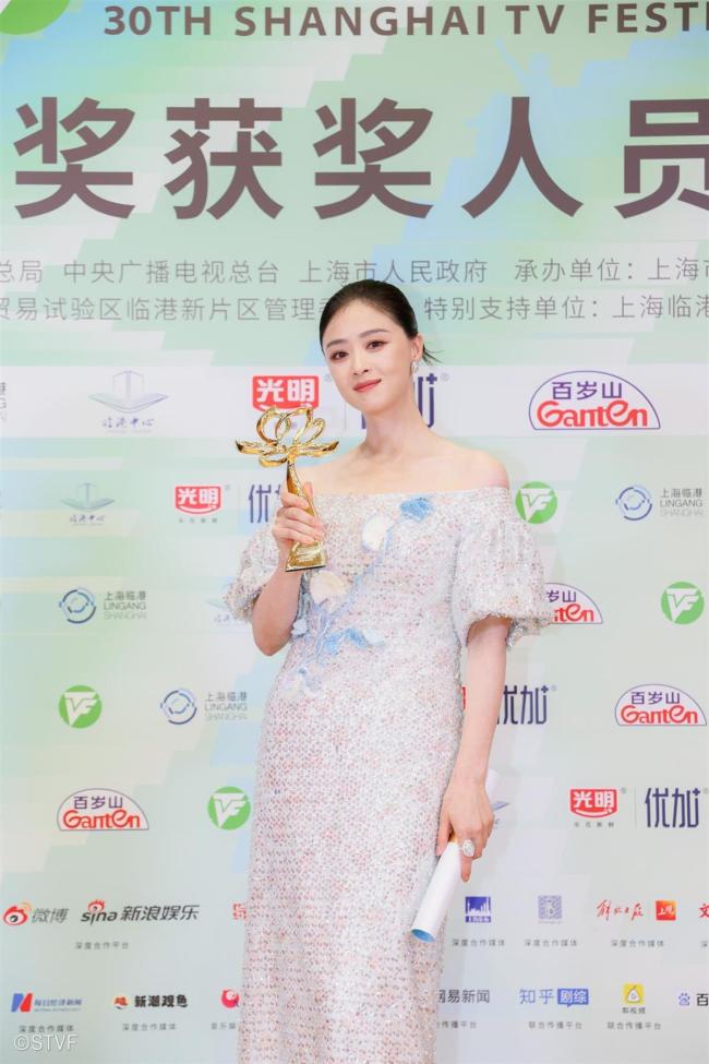 关晓彤给蒋欣颁奖激动落泪