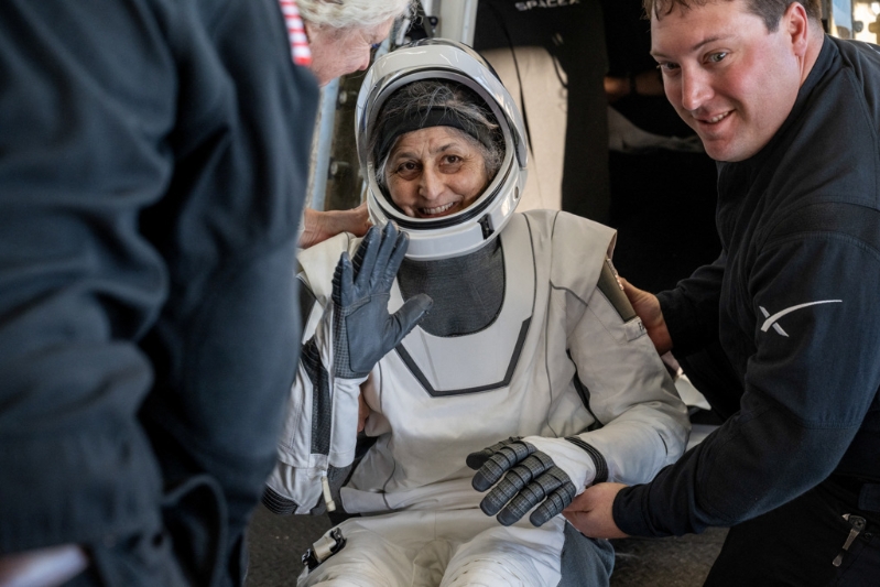 2025年3月18日，NASA航天员威廉斯女士乘坐SpaceX龙飞船返回地球。路透社