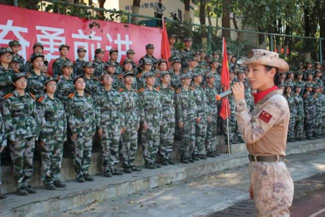 受阅返校学子给学弟学妹做军训示范