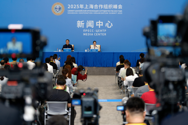  8月30日，在天津梅江国际会展中心，2025年上海合作组织峰会新闻中心举行上合组织睦邻友好合作委员会吹风会，上海合作组织睦邻友好合作委员会秘书长左洪波介绍该组织民间交往与合作，以及睦委会推进该组织民间外交工作情况，并回答记者提问。 新华社记者 张笑宇 摄