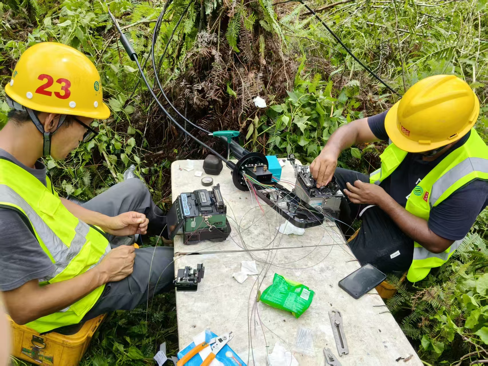 网络抢修人员现场熔接光纤。通讯员供图。