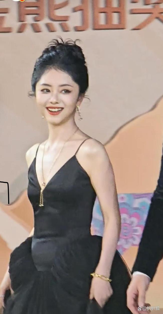 谭松韵李晨现身金熊猫盛典