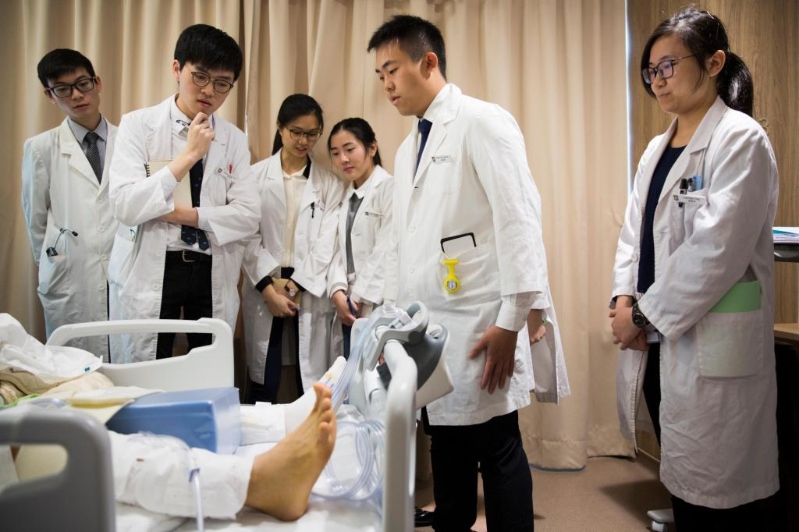 港怡医院为香港大学医疗系统教学医院，与香港大学的培训合作涵盖不同专科。