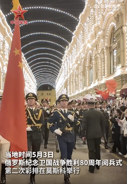 战士握住枪口防止群众受伤 彩排中的安全举措