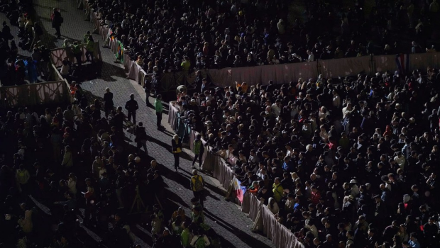 4.5万人聚集在圣伯多禄广场,等候首日教宗选举结果。 美联社 4.5万人聚集在圣伯多禄广场,等候首日教宗选举结果。 美联社