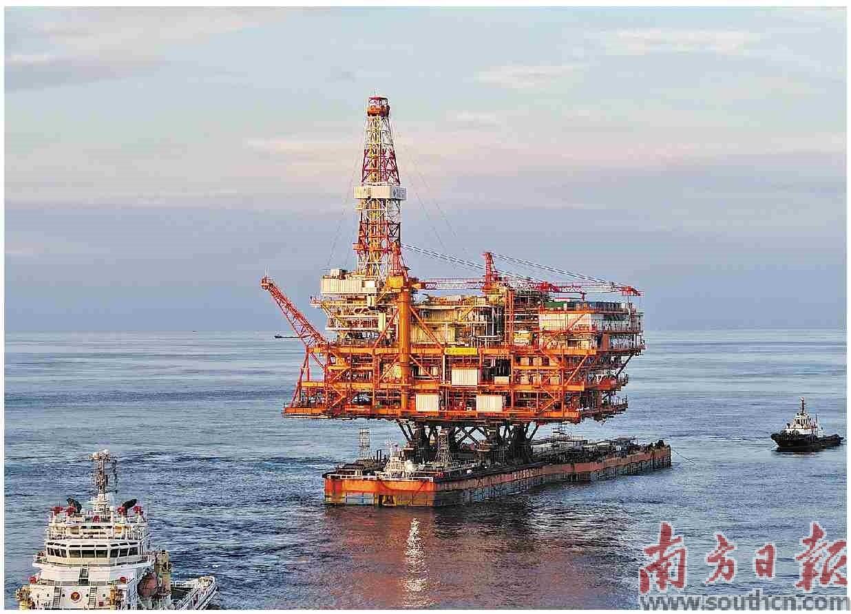 驳船载着惠州25-8B平台上部组块缓缓靠近安装点位。通讯员供图