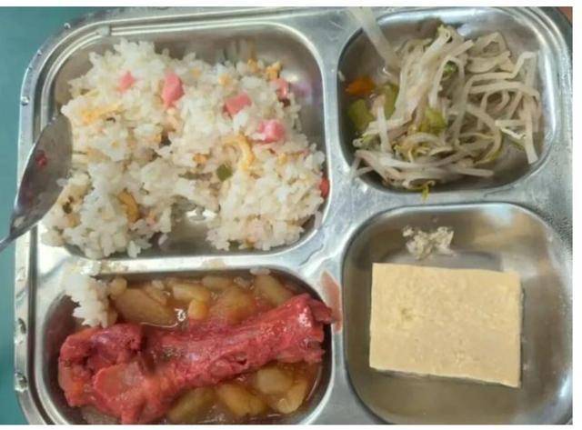 学生凭医院证明获出校吃饭机会