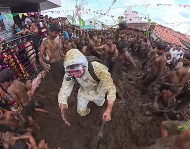 印度村庄泼粪节受质疑