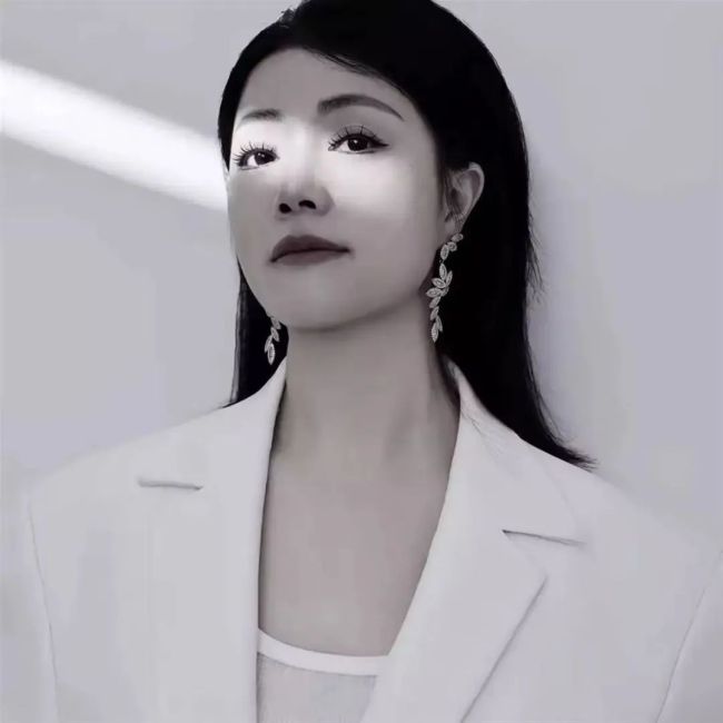 48岁女网红脑溢血昏迷25天后离世，知情人：独自抚养三个孩子，二女儿即将高考