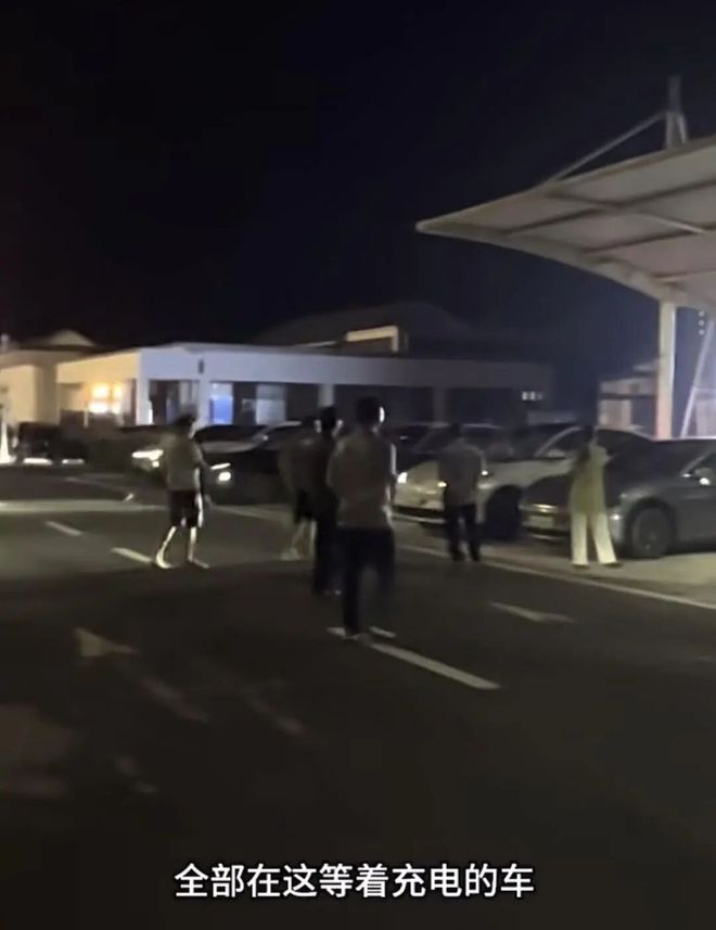 国庆高速路充电桩开始排队叫号,有车主排到49号:等了3小时充电1小时,“高峰根本不够用”