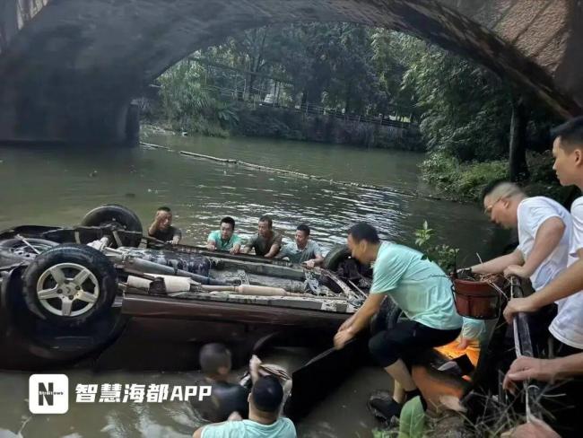 小车失控坠河多位热心市民跳水救人