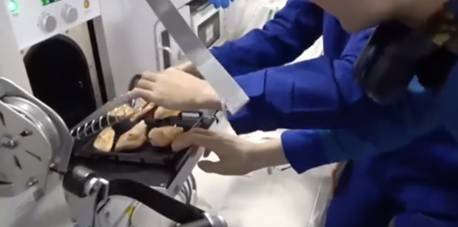 神20神21航天员吃到滋滋冒油烤鸡翅