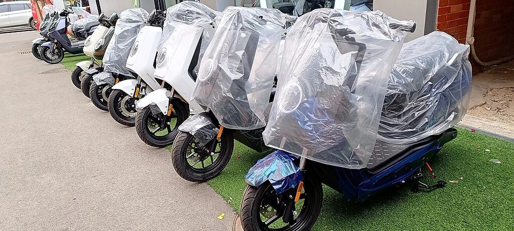 △2025年11月17日,安徽淮北,商家促销旧国标电动车。