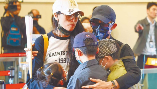 陆配“亚亚”早前被勒令离开台湾前，与家人道别。